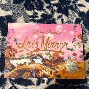 70 beautiful pigmented eye shadow color palette, comes with covers.